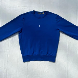 Polo Ralph Lauren Double-Knit Pullover - Säljer en Polo Ralph Lauren Double-Knit Pullover. Tröjan är använd och tvättads några enstaka gånger. Den är i bra skick.  Köpt på Boozt.com. Org pris 1700kr.  Sweatshirten har QR-kod som verifierar att den är autentisk Polo Ralph Lauren. 