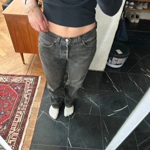 Levis jeans - Modell 501. Lite slitna men fortfarande snygga! Passar strl 38. 