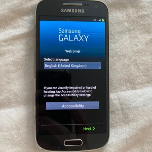Samsung Galaxy S4 Mini - En fin och liten mobil, perfekt som första mobilen för barnet eller om man bara inte har ett stort behov av sociala medier. Har lite skönhetsfel vilket är synligt på bilderna.Laddare medföljer! Pris kan diskuteras vid snabb affär!