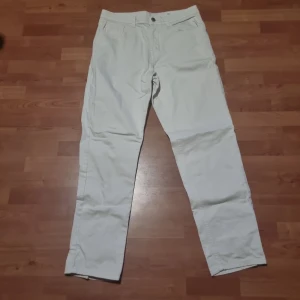 Beiga relaxed stretch byxor Denim Co - Snygga beiga byxor från Denim Co. i relaxed fit med stretch för extra komfort. Klassisk femficksmodell med raka ben och normal midja. Perfekta för dig som vill ha en chill och stilren look.