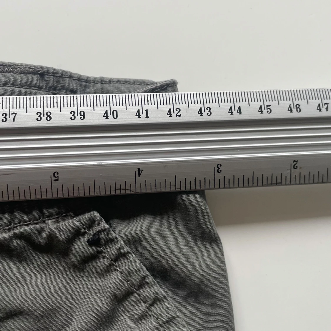 Olivgröna cargopants med broderi - 4