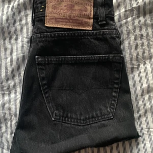 Svarta Levi's jeansshorts  - Svarta jeansshorts från Levi's. 