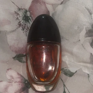 Obsession parfym från Calvin Klein - Obsession Eau de Parfum från Calvin Klein. Flaskan är oval med en svart kork och genomskinligt glas som visar den bärnstensfärgade vätskan. Klassisk och ikonisk doft med varm, kryddig känsla. Perfekt för dig som gillar tidlösa parfymer med karaktär.