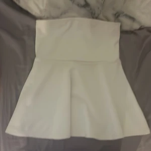 Vit tub topp från H&M i S - Supersnygg vit tub topp ifrån hm nästan helt oanvänd !