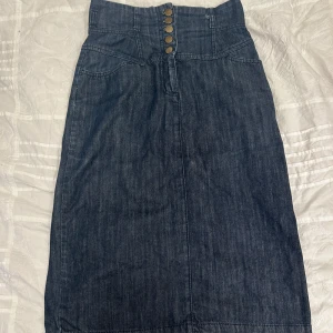Vintage-inspirerad kjol - Väldigt cool vintage-inspirerad jeanskjol, köpt secondhand. Hög midja, säljs då den är för liten för mig.