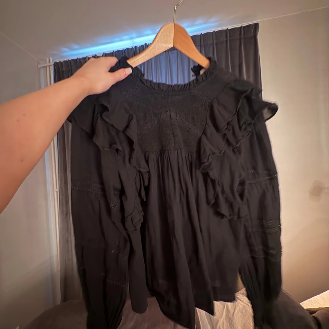 En blus me lite volang