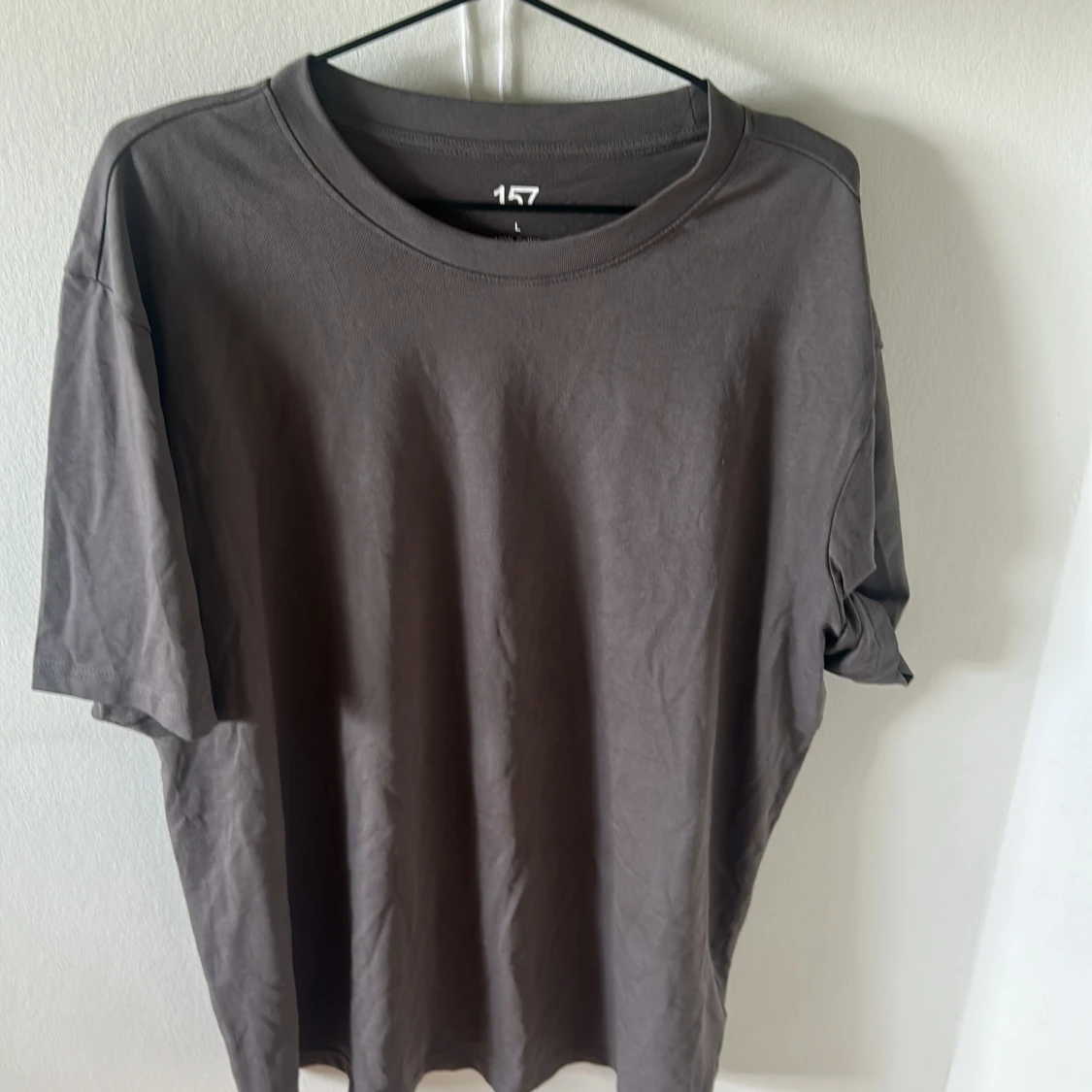 Två basic t-shirts från 157, brun & beige