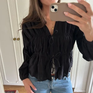 Svart knytblus - Jätte fin blus från Gina, som tyvärr inte kommit till användning. Lite mindre i storleken. 