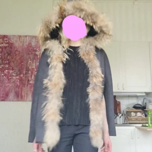 Grå cape med pälskanter - Säljer denna superfina och eleganta capen med äkta päls detaljer och en sjukt snygg siluett! Köpt för 3500 för ett par år sedan men har inte kommit till användning mer än 5 gånger så i toppen skick! Är öppen för prisförslag 🩷 passar mig som brukar ha XS och S men eftersom det är en cape tror jag den kan passa upp till L🩷