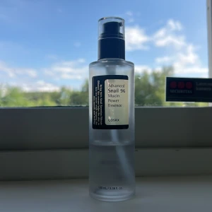 COSRX Snail 96 Mucin Power Essence - COSRX Advanced Snail 96 Mucin Power Essence i en genomskinlig plastflaska med pump, 100 ml. Essencen är färglös och har en lätt, geléaktig konsistens. Perfekt för dig som vill boosta huden med fukt och glow. Använd många gånger men den är ej ofräsch. 💞