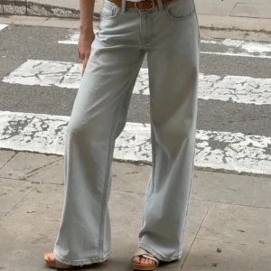 Nelly low waist loose jeans - Lågmidjade vida jeans från Nelly. Väldigt bra skick, endast använda 2 gånger. 