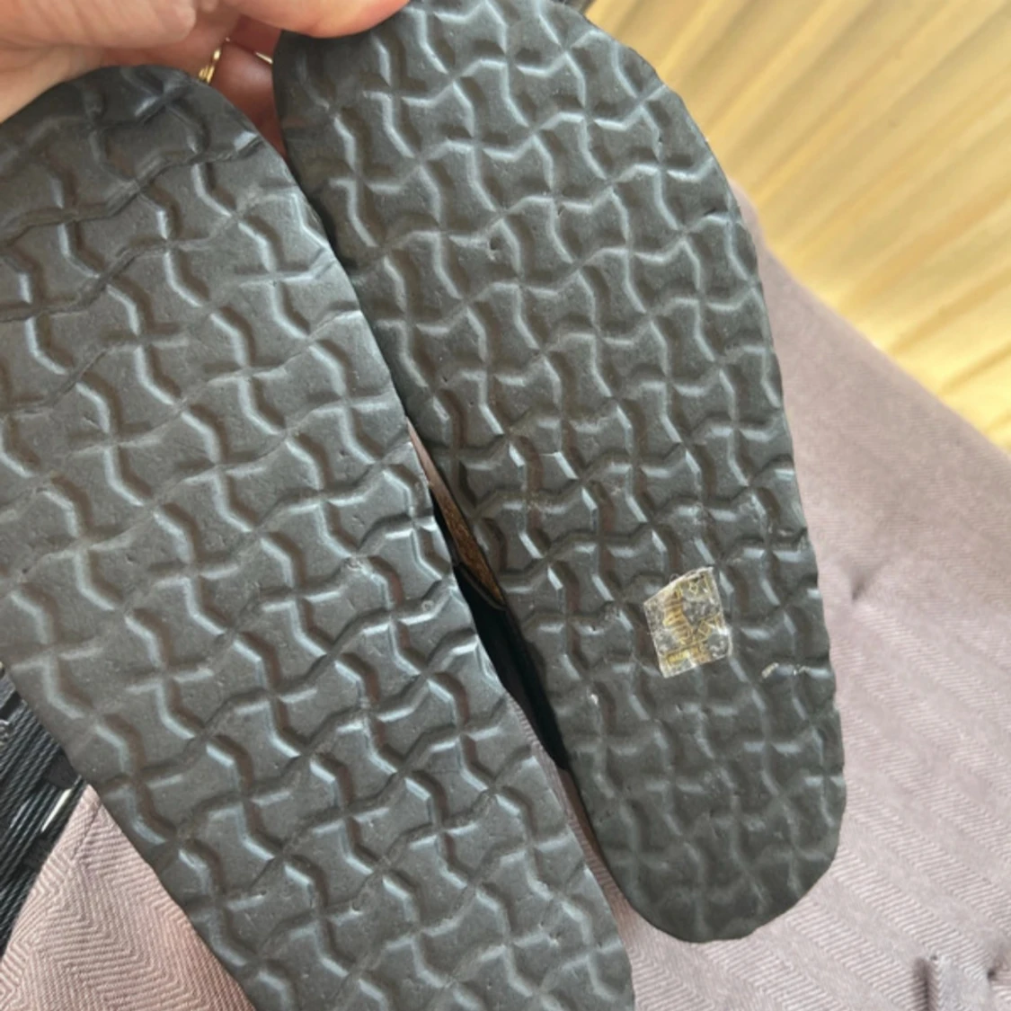 Svarta sandaler i skinn med korsade remmar - 2