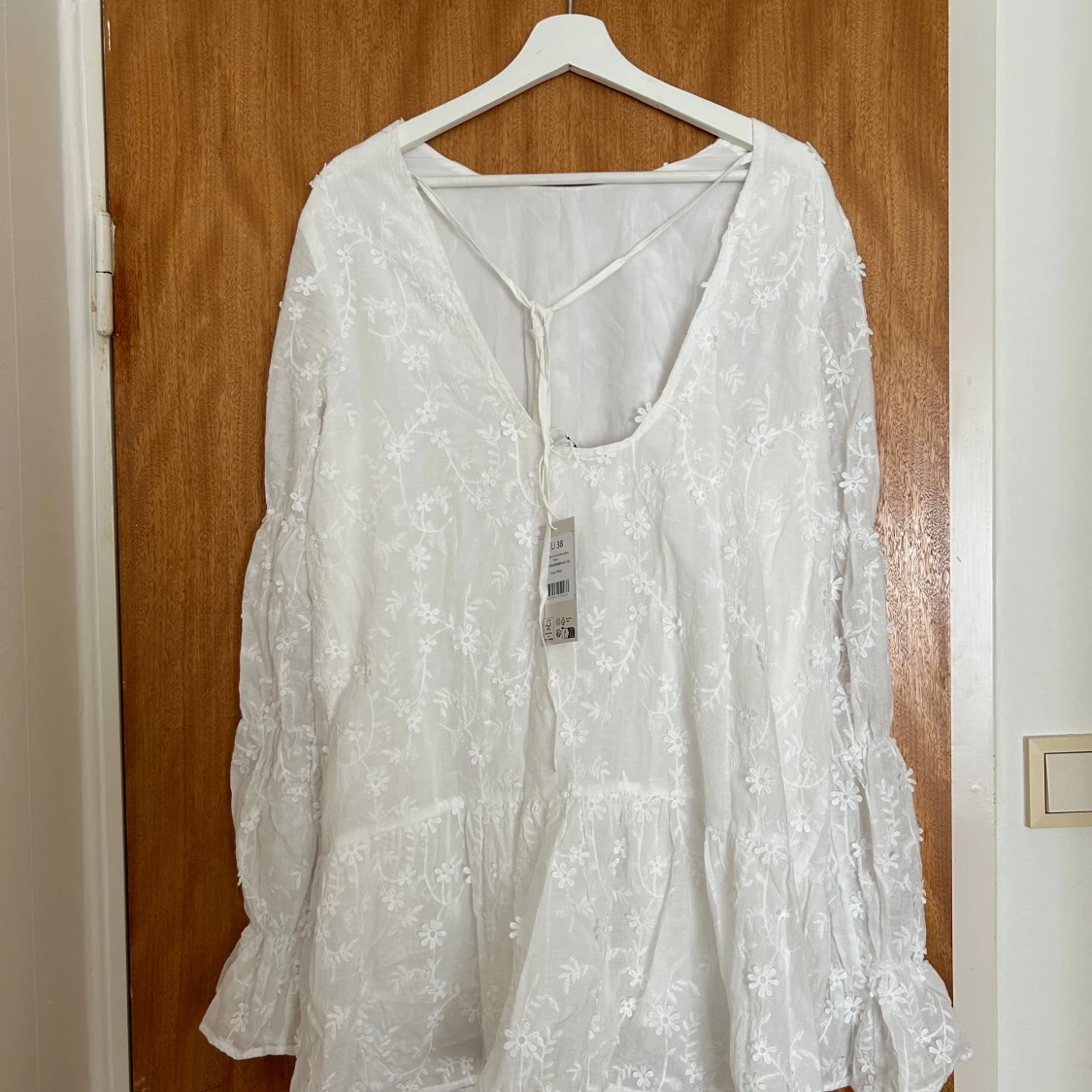 Vit broderad kortklänning NA-KD - 3