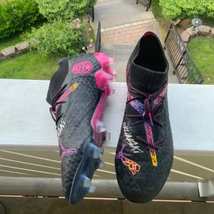 Svarta fotbollsskor med rosa detaljer - Hej säljer dessa puma limited edition, dom tillverkas inte längre och finns inte att köpa någonstans, priset kan diskuteras vid snabb affär.
