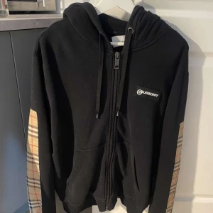 Burberry mjukisbyxor med rutiga detaljer - Äkta burberry set för 2000kr ordinarie pris 5900 kvitto finns. Priset kan självklart diskuteras.