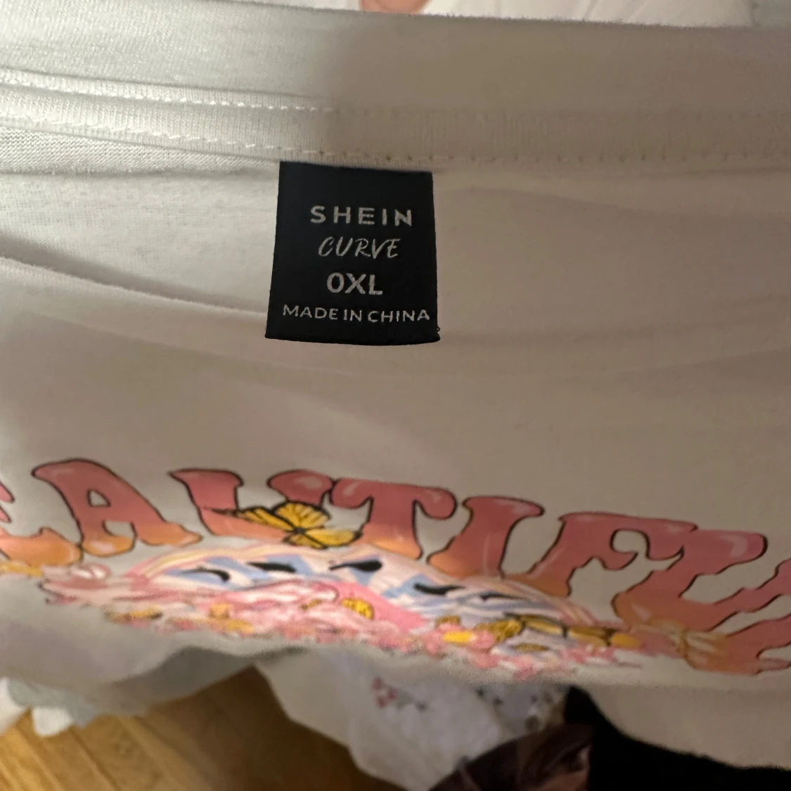 Vit t-shirt med butterfly-tryck från SHEIN - 1