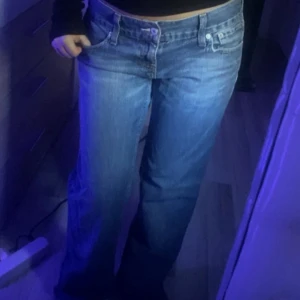 Levis 501 ljusblå jeans straight fit - Ljusblå Levis 501 jeans med klassisk rak passform och femficksdesign. Jeansen har låg midja och är tillverkade i slitstarkt bomullsjeans. Perfekta för dig som gillar en avslappnad och tidlös look. Ikonisk Levis-lapp bak i midjan.