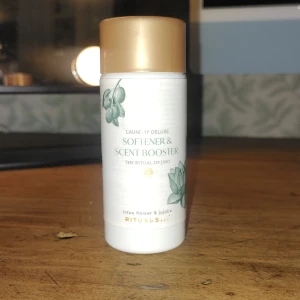 Rituals The Ritual of Jing Scent Booster - En flaska Rituals The Ritual of Jing Softener & Scent Booster med doft av lotusblomma och jujube. Ej sminkprodukt, används för att boosta doften på kläder