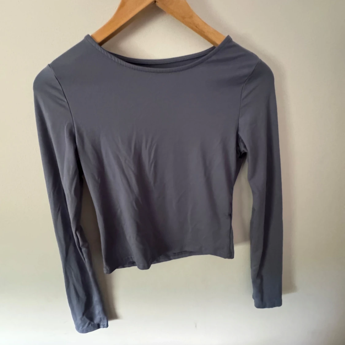 Grå långärmad croppad topp - 1