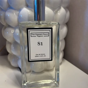Parfym - Parfym från The Essence Vault, den är inspirerad av Good Girl parfymen av Carolina Herrera. Som det syns på bild är den knappt använd alls💕