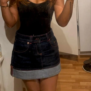 Mörkblå jeanskjol - Säljer den slutsålda jeans kjolen från Asos då jag köpte två storlekar