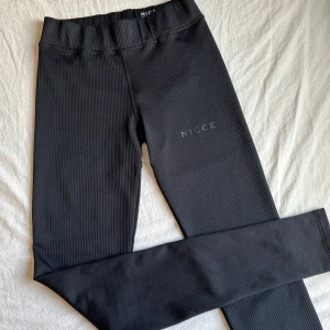 Tränings tajts från Nicce - Säljer ett par skit snygga tränings tajts från Nicce. Men tyvärr är dem lite för långa för mig och jag är ungefär 158cm lång. Så dem har knappt kommit till andvändning💕Du kan köpa hela sättet för 100kr💘