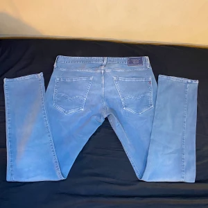 Replay Waitom 33/32 - ‼️Mått på sista bilden‼️ Ljusblå jeans från Replay (solid färg), Modell Waitom, Strl 33/32 Skick: ⭐️9.5/10⭐️ Hör av er vid frågor! Fraktar inom 1 dag📦