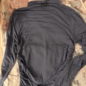 Mörkblå långärmad polotröja från Gina tricot  - Säljer en mörkblå långärmad polotröja från Gina Tricot. Storlek S.