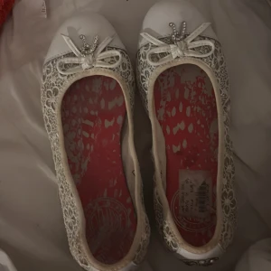 Vita ballerinaskor med spets från Replay - Säljer ett par jättesöta ballerina skor från replay, de är används men i bra skick! Alla diamanter sitter på och spetsen är fortfarande jättefint. De är i storlek 33 och säljer då de e för små💞