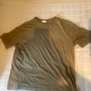 Beige basic t-shirt från Gina Tricot XS - Två enkla och stilrena t-shirts från Gina Tricot, basically basics-kollektionen. T-shirtsen har rund halsringning, korta ärmar och är gjord i mjuk bomull. Perfekt för en clean och avslappnad look. Dom är oversize så passar även på nån som har S eller M. T-shirtsen är i färgerna beige och ljus grå. Dom säljs ihop. 