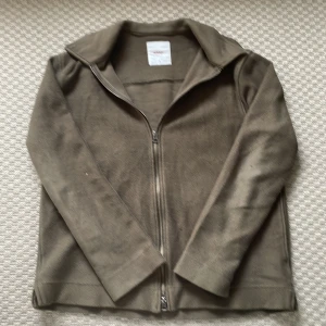 Beige fleecejacka från Dobber S - Beige fleecejacka från Dobber i storlek S. Jackan har dragkedja framtill, klassisk krage och är långärmad. Perfekt för lager-på-lager och chill dagar. Enkel och stilren design som funkar till det mesta. 