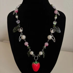 Halsband med jordgubbshänge och pärlor - Jag skapar smycken, och det här är min nya produkt, jag kommer att besöka dig så att du kommer att gilla den. Det är viktigt att tänka på att det på halsen kommer att se annorlunda ut eftersom dockans hals är tunnare. Dekorationen är gjord av högkvalitativa pärlor och beslag. Om du är intresserad har jag min egen Instagram, och jag kan också skapa smycken från ett foto.