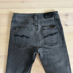 Nudie jeans - Nudie Jeans (Lean Dean) | Size: W29 L32 | Skick: 7,5/10, vissa defekter. Ändå riktigt fina jeans | Hör av dig vid frågor och funderingar | Vänliga hälsningar!
