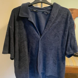 Kortärmad skjorta  - Fin kortärmad skjorta i använt sick, använts 1 gång. Kontakta för fler bilder😇