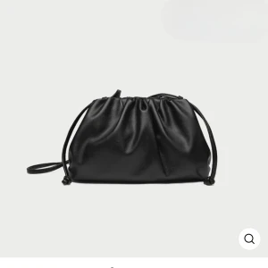 Svart handväska  - Svart handväska som passar till alla outfits. Har absolut inga tecken på användning. Även fast den är liten så rymmer den mycket och är väldigt användbar.