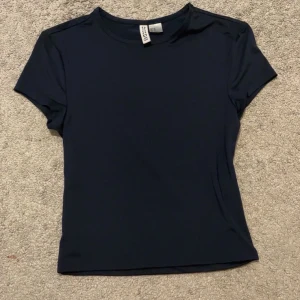 Mörkblå topp/tshirt - Oanvänd t shirt, ifrån hm i storlek xs. Aldrig kommit till användning, pris går såklart att diskutera💕
