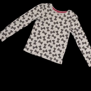 Vit långärmad tröja med rosett- och leopardmönster - Vit långärmad tröja från Young Dimension med svarta rosetter i leopardmönster över hela plagget. Tröjan har rund halsringning med rosa kant och är tillverkad i mjuk bomull, perfekt för dig som gillar lekfulla prints och coola detaljer. 128cm, står att det är för barn 7-8 år men skulle kunna passa vem som helst.