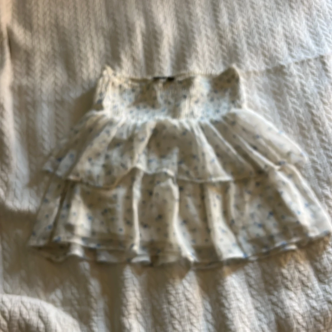 Blommig volangkjol från veromoda