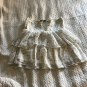 Blommig volangkjol från veromoda - Supersöt kort volangkjol från veromoda i ljusblå med små blå blommor. Hör av er om ni har några funderingar 💕