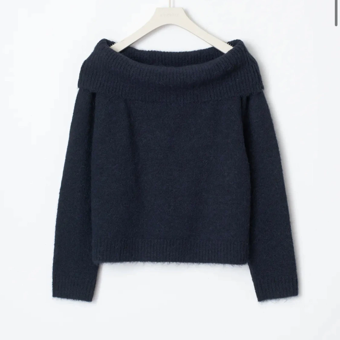 Mörkblå offshoulder stickad tröja