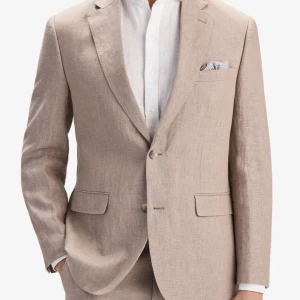 Brun Kavaj Linne Bomull - Hej, säljer en Brun Kavaj Linne Bomull från John Henric som är använd ett fåtal gånger och har därmed inga skador eller märken. Storleken är 50. Nypris var 1799 kr, men säljer den för 700 kr.