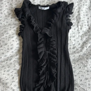 Zara topp - Populär svart topp från Zara, så snygg! Aldrig använd
