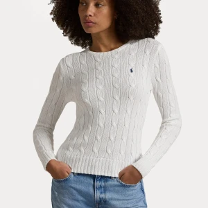 Vit kabelstickad tröja Ralph Lauren - Vit kabelstickad tröja från Ralph Lauren med rund halsringning och broderad marinblå logga på bröstet. Använd få gånger 