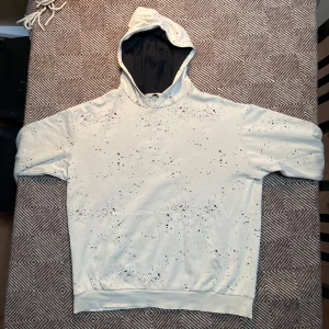 Vit H&M tröja - Vit svartprickig hoodie frản H&M | Storlek 170 | Sitter som XS Gott skick | Pris: 49kr
