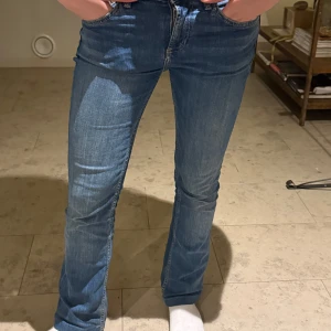 Blå bootcut jeans från Zara - Snygga blå jeans från Zara med bootcut passform. Jeansen har normal midja och är tillverkade i mjukt denimtyg som sitter skönt.