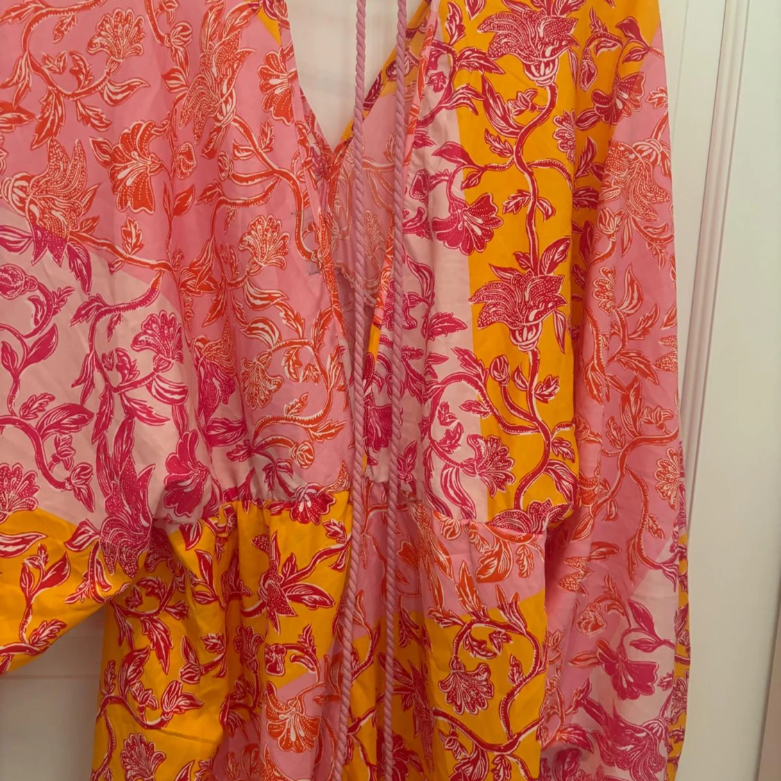 Färgstark långklänning med blommönster. 44/46 - 4