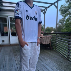 Real Madrid - Säljer nu Real Madrid 2012-2013 kit med på La liga badge och 110 års jubileum badge. Tröjan är självklart original, köptes på PARDON MY KICKS, NK. Hör av dig vid frågor🙌