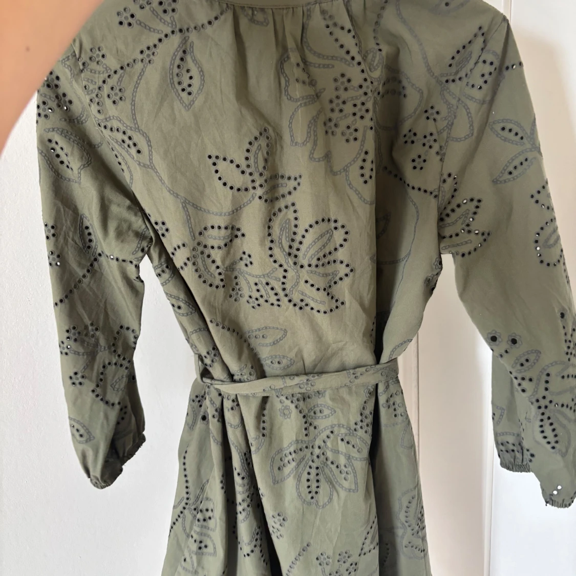 Olivgrön kortklänning från Zara - 4