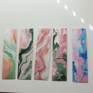 bokmärken med marmormönster (5-pack) - Fem unika bokmärken med färgstarka marmormönster i rosa, grönt, blått och guld. Perfekta för att göra din läsning mer personlig och inspirerande. Passar både till skolan och fritiden – en snygg accessoar för alla bokälskare!