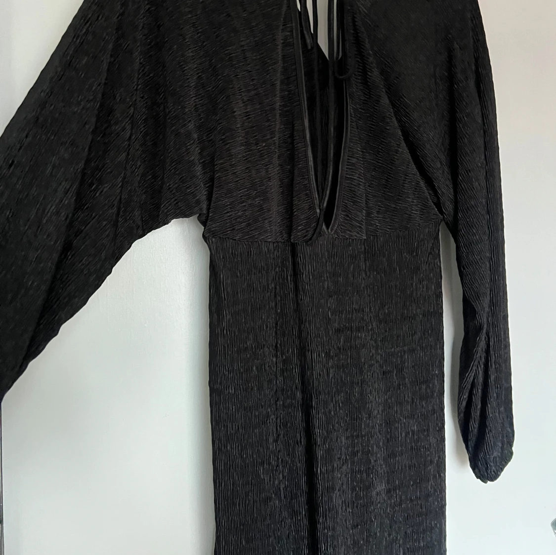 Svart klänning med v-ringning - 2